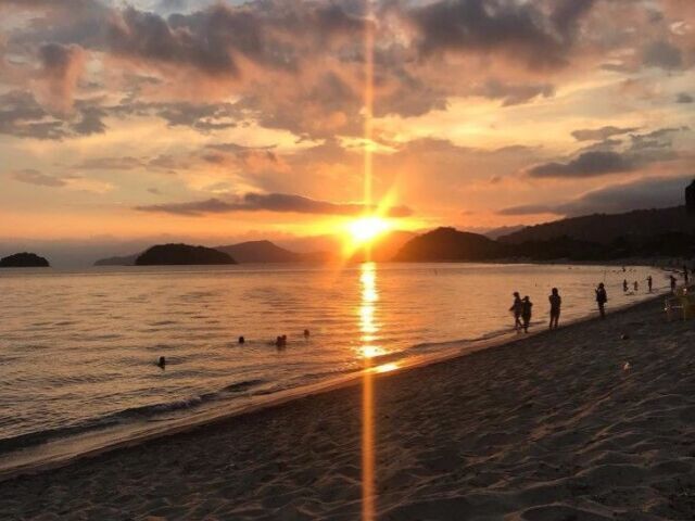 caminha na praia ao por do sol