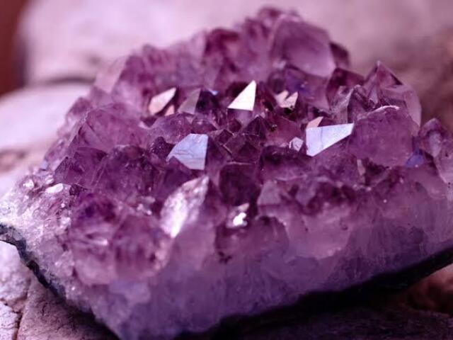 AMETISTA
Pedra poderosa para proteção, tem vibração altamente espiritual favorecendo a conexão em momentos de meditação e tem efeito calmante, ajuda a tomar decisões.