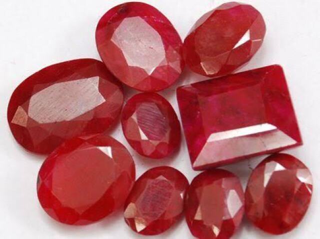RUBI
A pedra rubi é uma das mais raras e preciosas e sempre foi considerada fonte de muita energia. ... O seu nome vem do latim “rubeu”, que significa “vermelho”.
