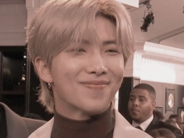 "Bom dia, sou Kim Namjoon, podem me chamar de Namjoon" - ele abre um sorriso