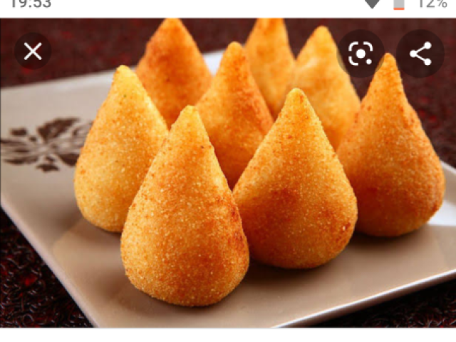 Coxinha
A bebida é suco de uva