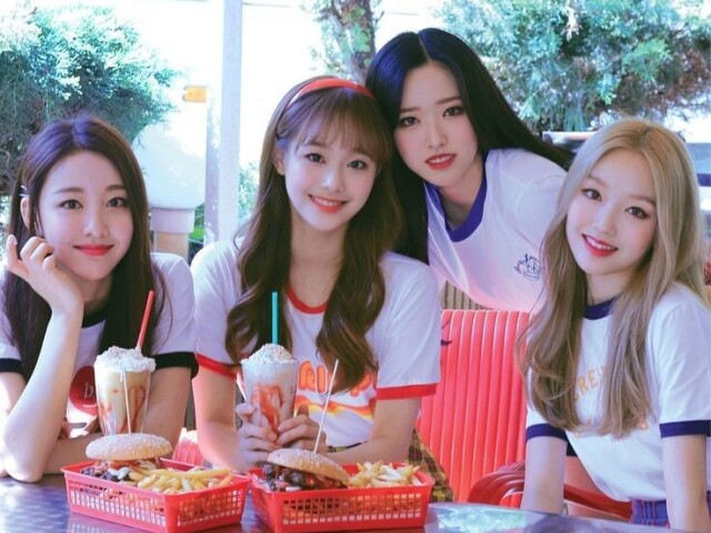 Yyxy (Gowon, Yves, Olivia Hye e Chuu)