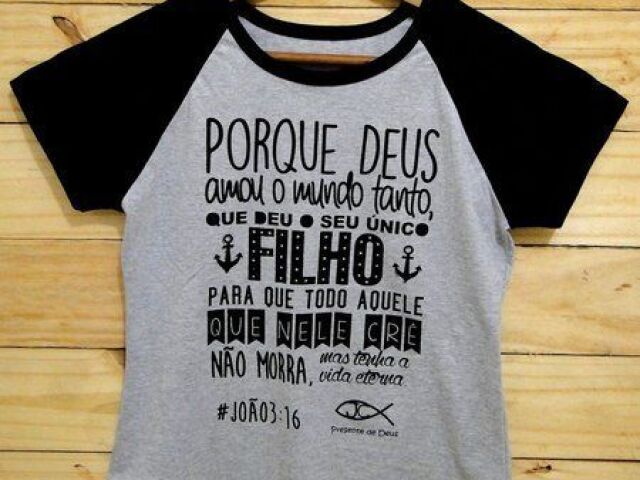 Uma blusa meio básica.