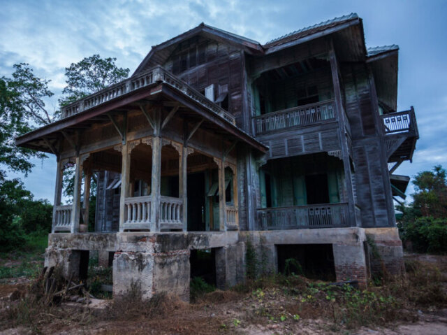 numa casa assombrada e abandonada