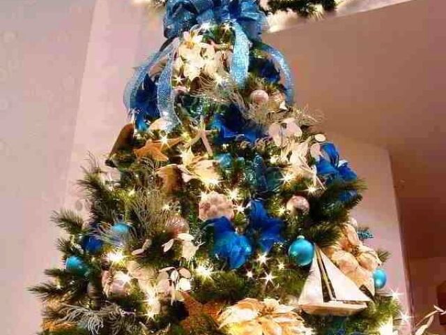 Árvore azul e dourada
