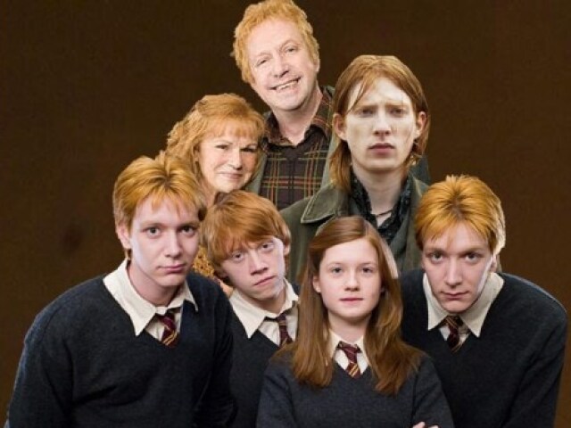 Um dos Weasleys
( só vale os que estão na escola)