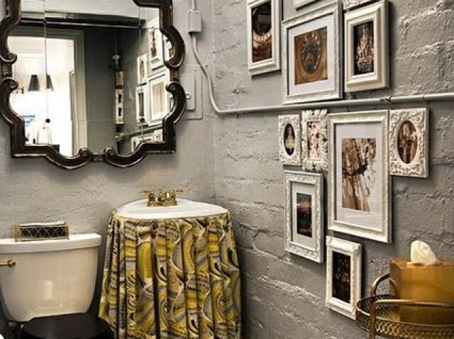 Lavabo decorado com quadros.