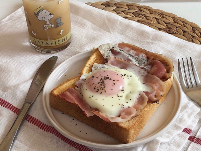 Pão com bacon e ovos e suco