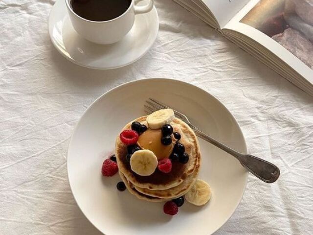 Uma panqueequinha com café+livro melhor coisa!!!!