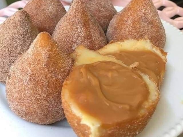 Coxinha de doce de leite e açúcar por fora