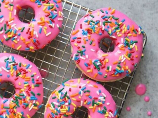 Donuts de morango com granulado colorido