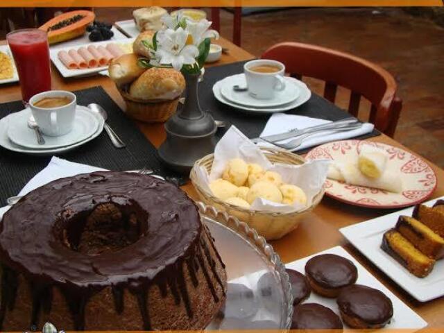 Bolo de chocolate, pão de queijo e docinhos 🌈