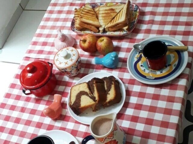 Pão,bolo,uma fruta e café