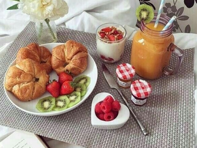 Croissant,yourgut,frutas e etc