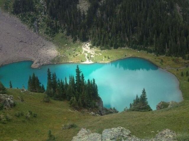 Um lago em meio ao nada