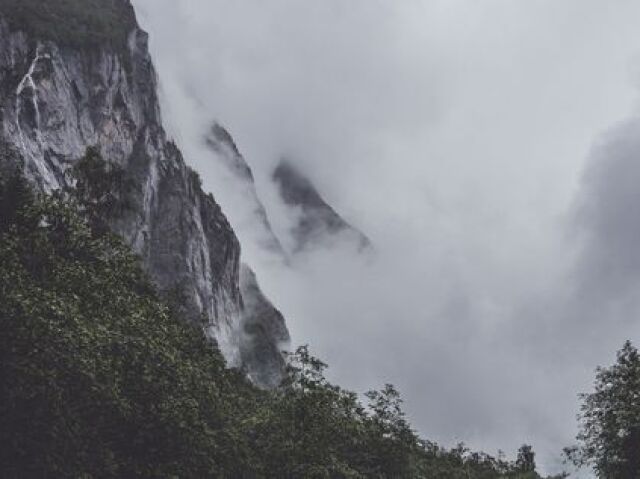 Montanhas na chuva enterna