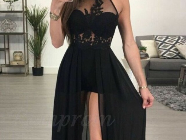 Um vestido preto e decotado com detalhes transparentes, Nada melhor!!!