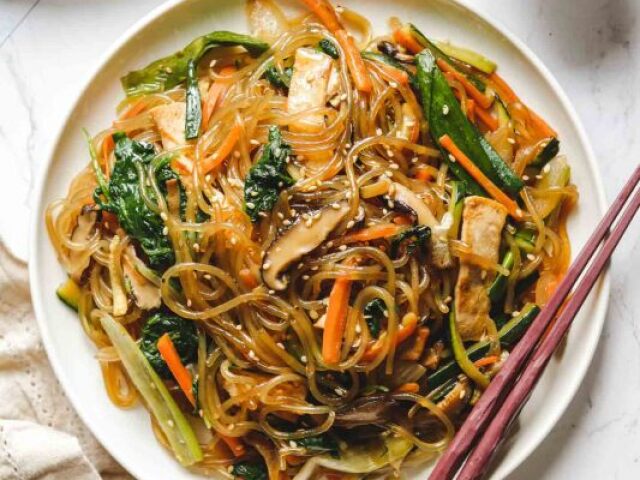 Sua comida favorita é Japchae (prato coreano feito com macarrão de vidro frito, legumes e carne)