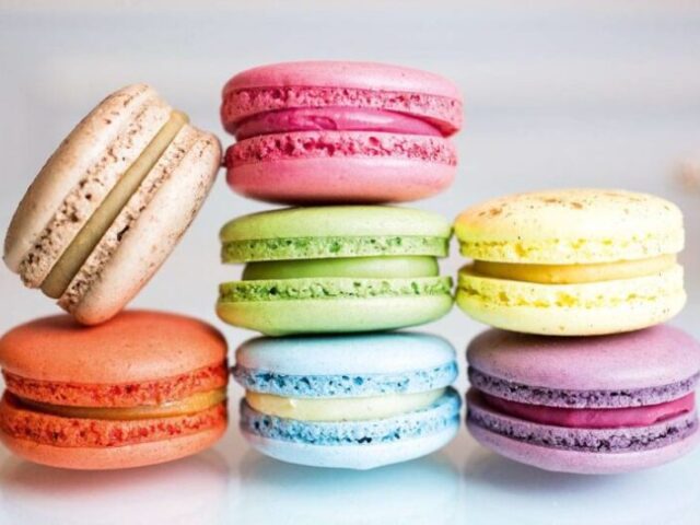 Macarons marrom,rosa,verde, amarelo, laranja,azul,roxo