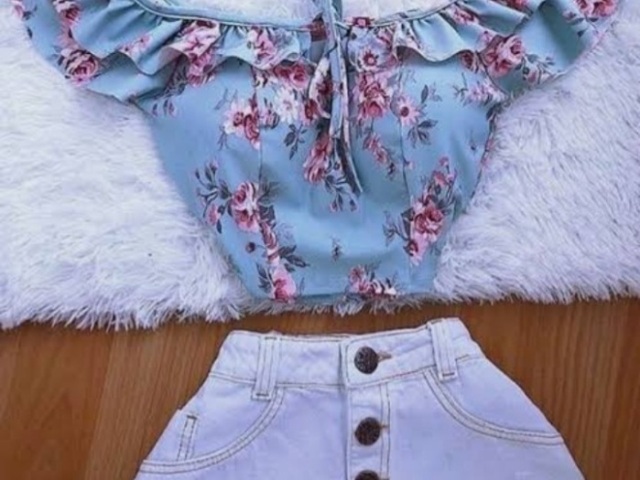 Saia jeans branca+blusa tomara que caia de flores