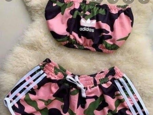 Cropped com estampa do exército rosa, verde e preto+short da Adidas da mesma estampa