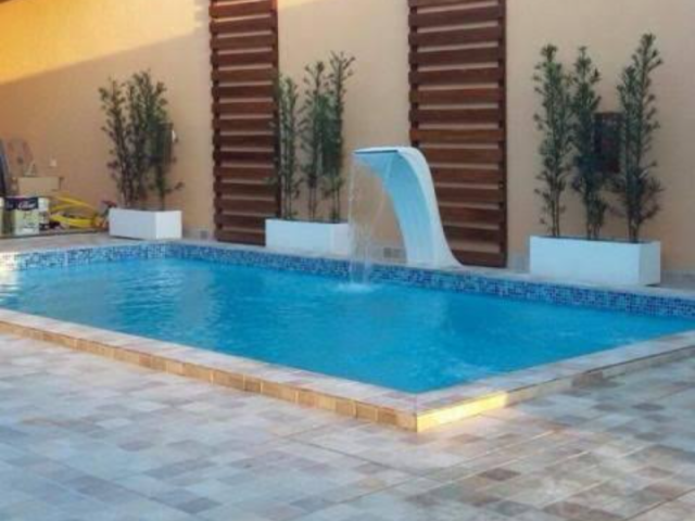 Adoro piscina com chafaris