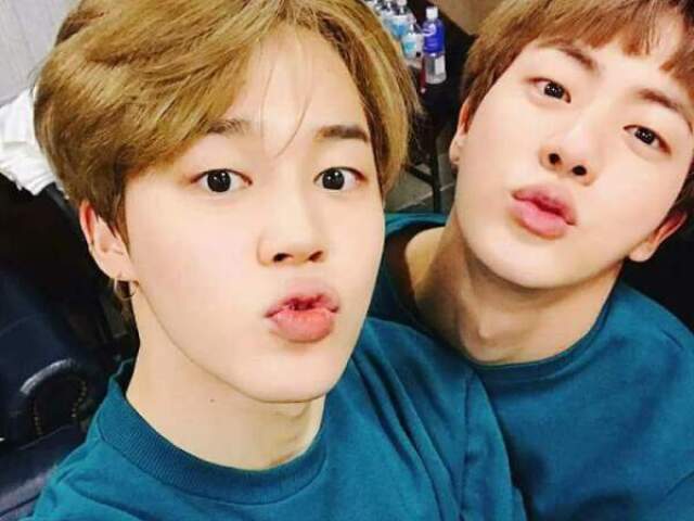 3. Jimin e Jin não se vestiram igual para ficarem "disfarçados/camuflados" por causa de ameaças