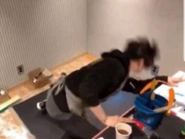 Suga não morou na rua em nenhum momento depois que os pais não aceitaram que ele seguisse o sonho de ser artista e também nunca morou em baixo da ponte
