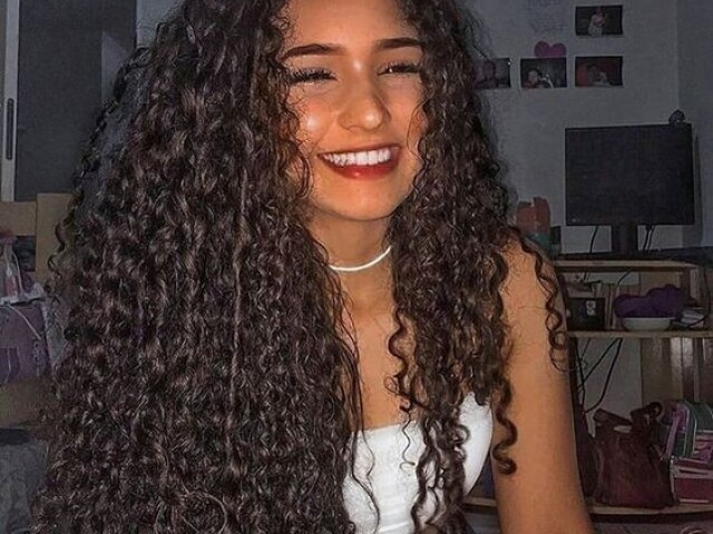 traços americanos (cabelo ondulado ou cacheado)