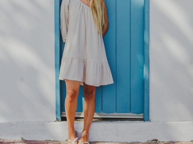 Vestido bem relax e rasteirinha para ir almoçar em um bistrô com os amigos 🌿🌺