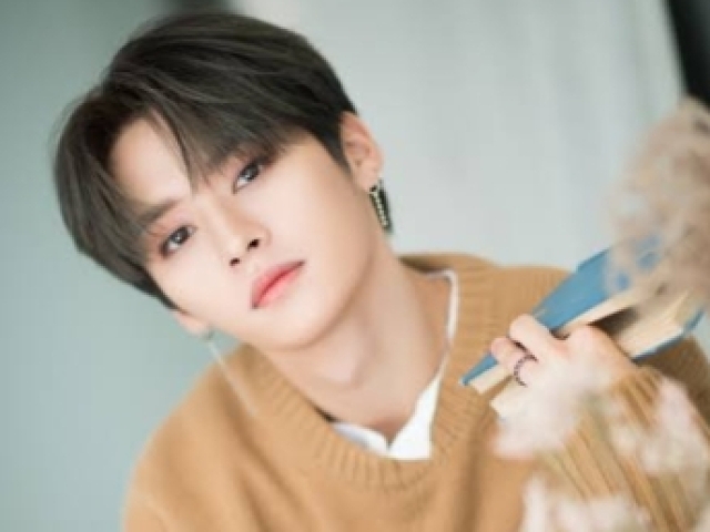 Lee Know- Stray Kids
