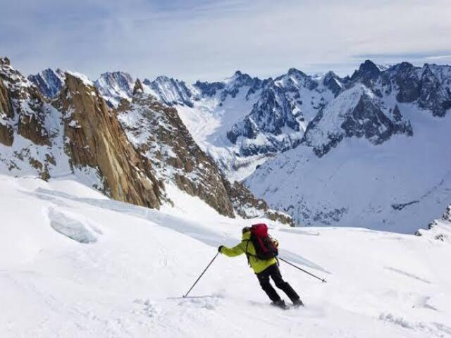 Para um lugar com montanhas de neve onde tudo é bem frio para eu esquiar e me divertir na neve.