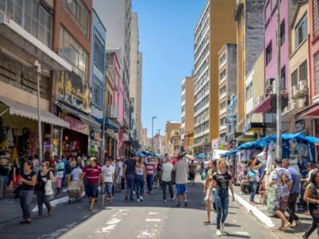 Uma cidade bem grande onde eu vou poder ir em todas as lojas que eu sempre quis.