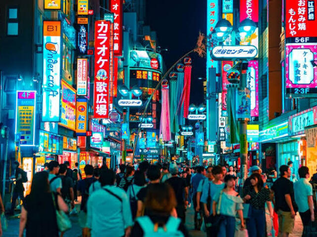 Um lugar onde a noite é melhor, com luzes e bastante pessoas, no estilo de Tokyo mesmo.