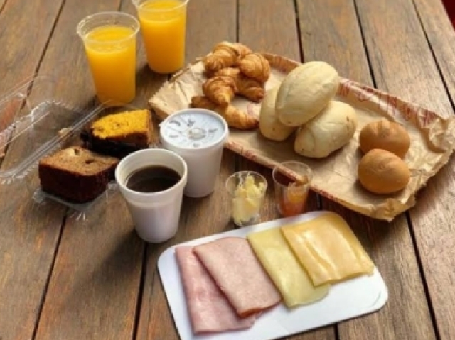 Café,e pão com queijo e presunto, hummm delícia!