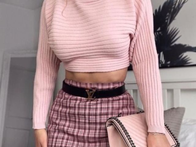 Uma saia
xadrez com crooped rosa e uma sapatilha!