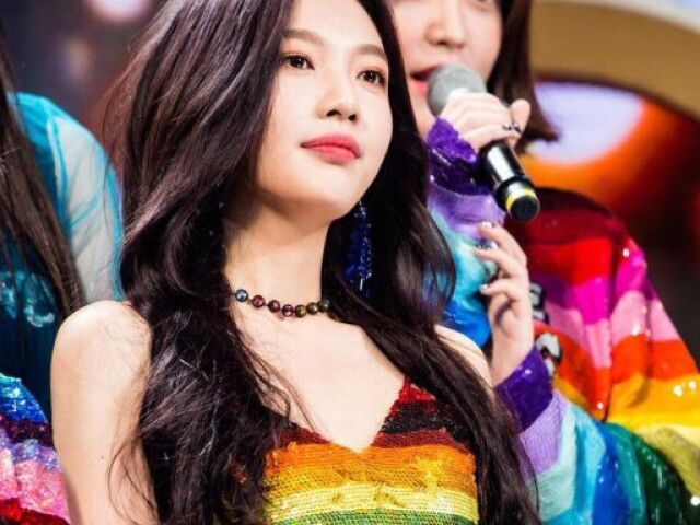 joy no vestido de arco iris