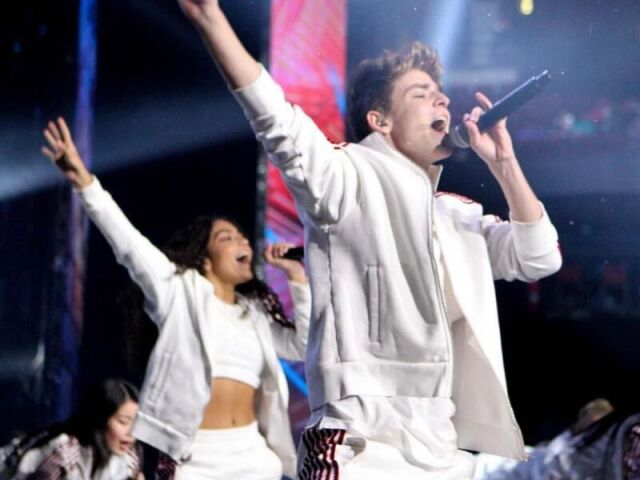 Cantar
(josh invadindo de novo hehe)