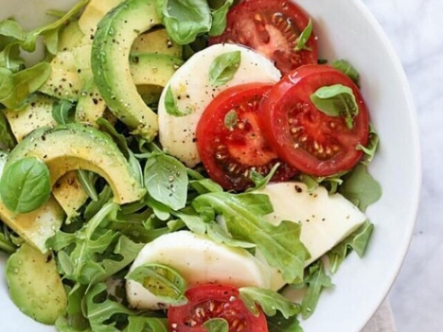 Adoro uma boa salada variada, com diversos legumes e bem colorida! É o que eu mais gosto de comer!