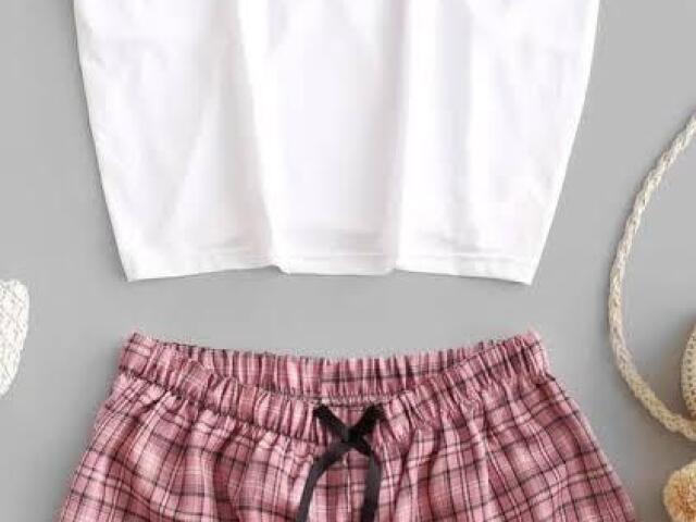 E um short com uma regata;_;