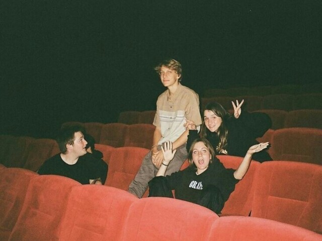 ir ao cinema ou show com seus amigos