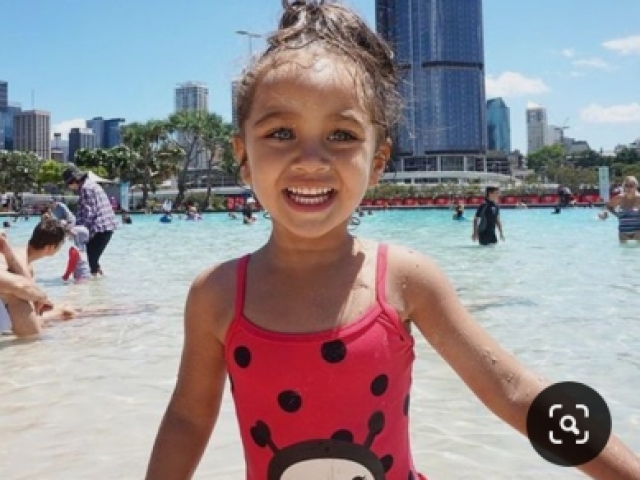 Brianna Albuquerque Greco
●7 anos;
●Estuda na escola Elementary school Arkonaplatz;
●Filha de Erick Albuquerque e Aline Greco, foi adotada há um ano, quando seus pais faziam um trabalho voluntário em seu orfanato.