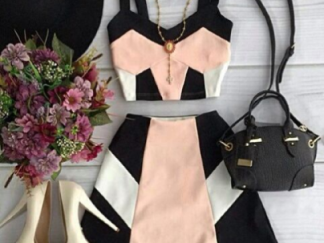 Conjunto rosa com
Branco e preto