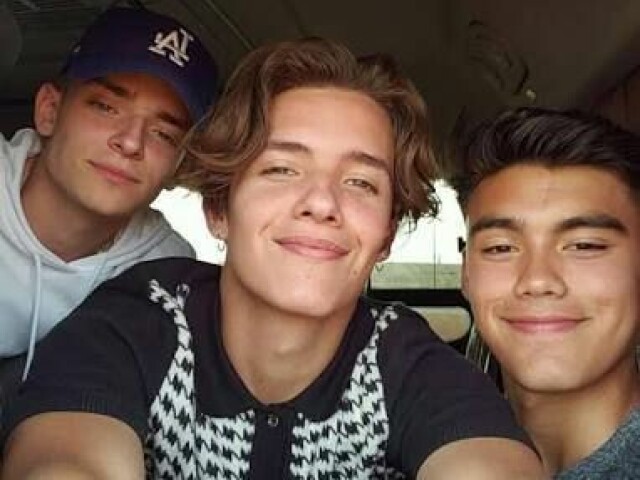 Julia:aí meu deus meninas olhem só para eles
S/n:🤤
Vick:isso e um baba amiga kk