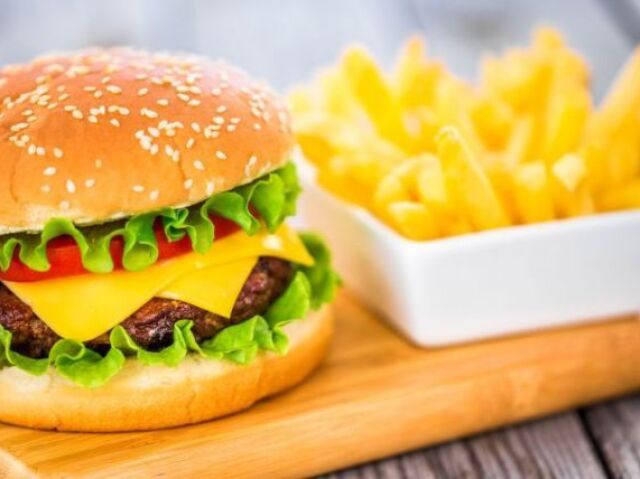 Ou hambúrguer com batata frita