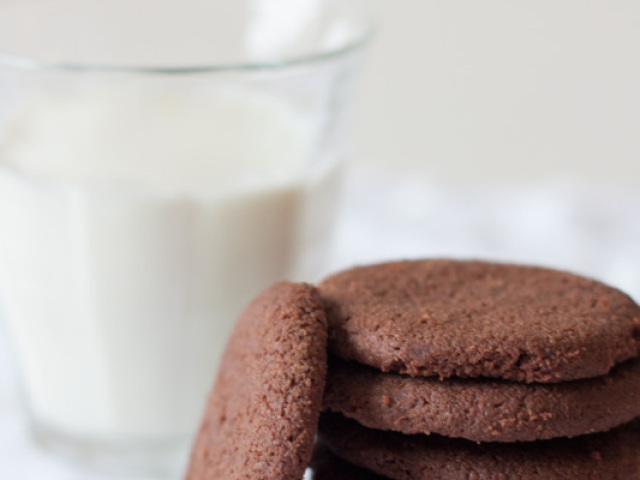 Leite e biscoitos