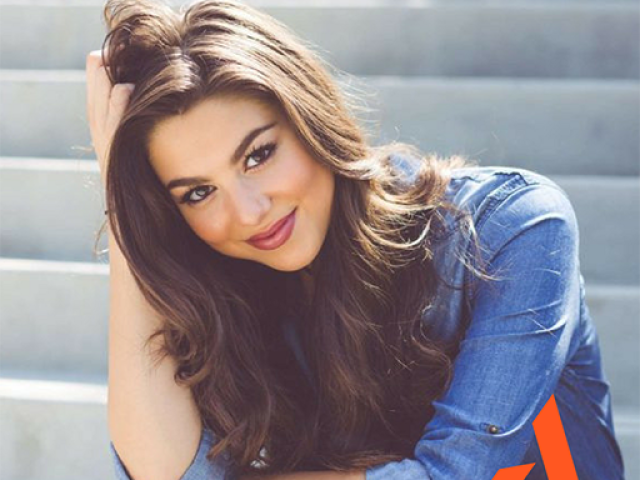 Como a Kira Kosarin cabelos castanhos e olhos também