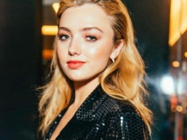 Como a Peyton List loira de olhos verdes