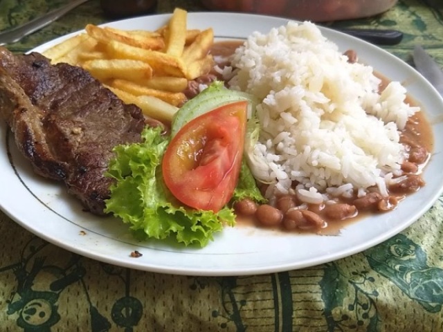 Bife acebolado com batata frita.