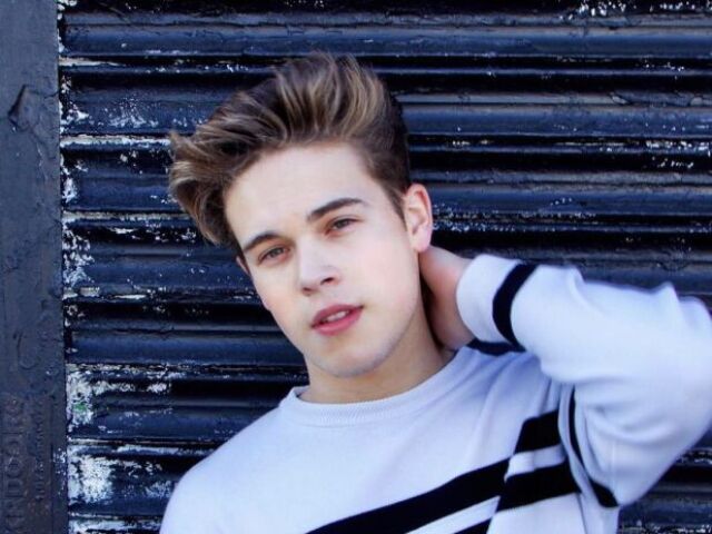 Como o Ricardo Hurtado cabelo loiro e ohos verdes